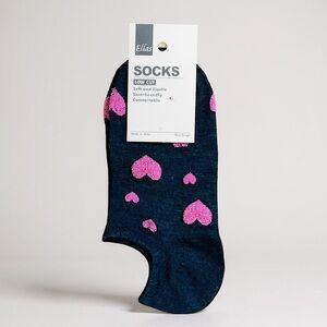 NWT ELLAS Low Cut Crew Socks Navy Blue with Pink Hearts One Size Fits Most